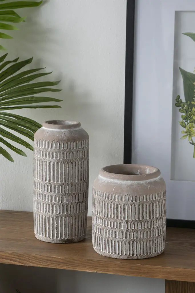 A&B Brown Sand-Cement Ribbed Vase 7" x 8" - Merchandise